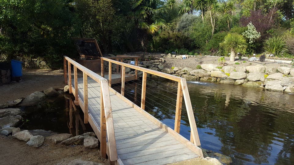 Passerelle en bois sur le bassin rénové du Jardin Exotique — Roscoff